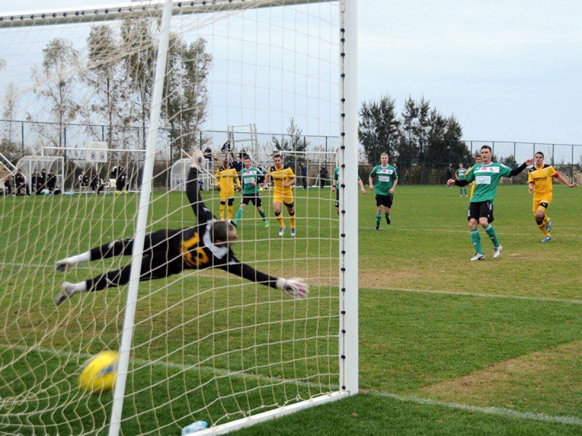 FOTO » Şumudică face orice ca să cîştige » Braşovul a jucat 3 minute cu 12 jucători contra lui Belchatow :D