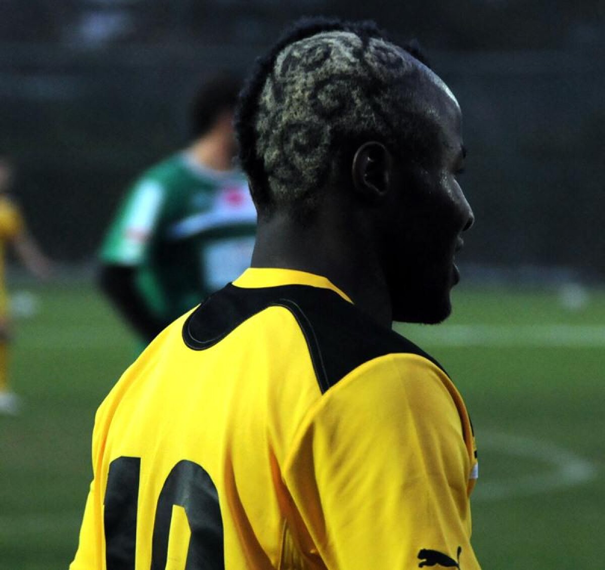 FOTO » Şumudică face orice ca să cîştige » Braşovul a jucat 3 minute cu 12 jucători contra lui Belchatow :D