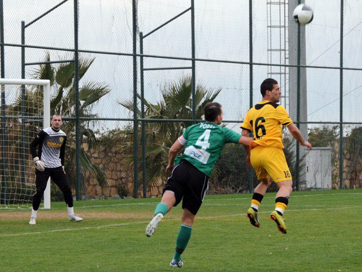 FOTO » Şumudică face orice ca să cîştige » Braşovul a jucat 3 minute cu 12 jucători contra lui Belchatow :D