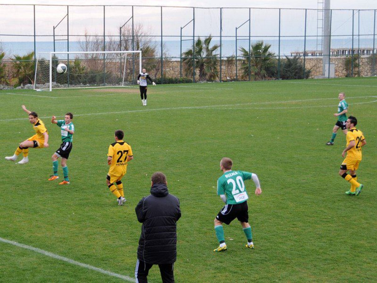 FOTO » Şumudică face orice ca să cîştige » Braşovul a jucat 3 minute cu 12 jucători contra lui Belchatow :D