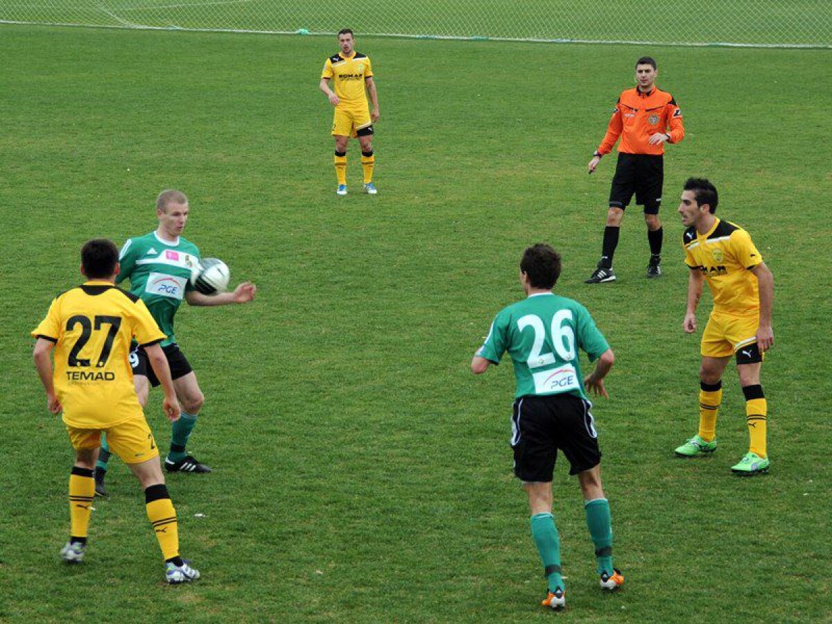 FOTO » Şumudică face orice ca să cîştige » Braşovul a jucat 3 minute cu 12 jucători contra lui Belchatow :D
