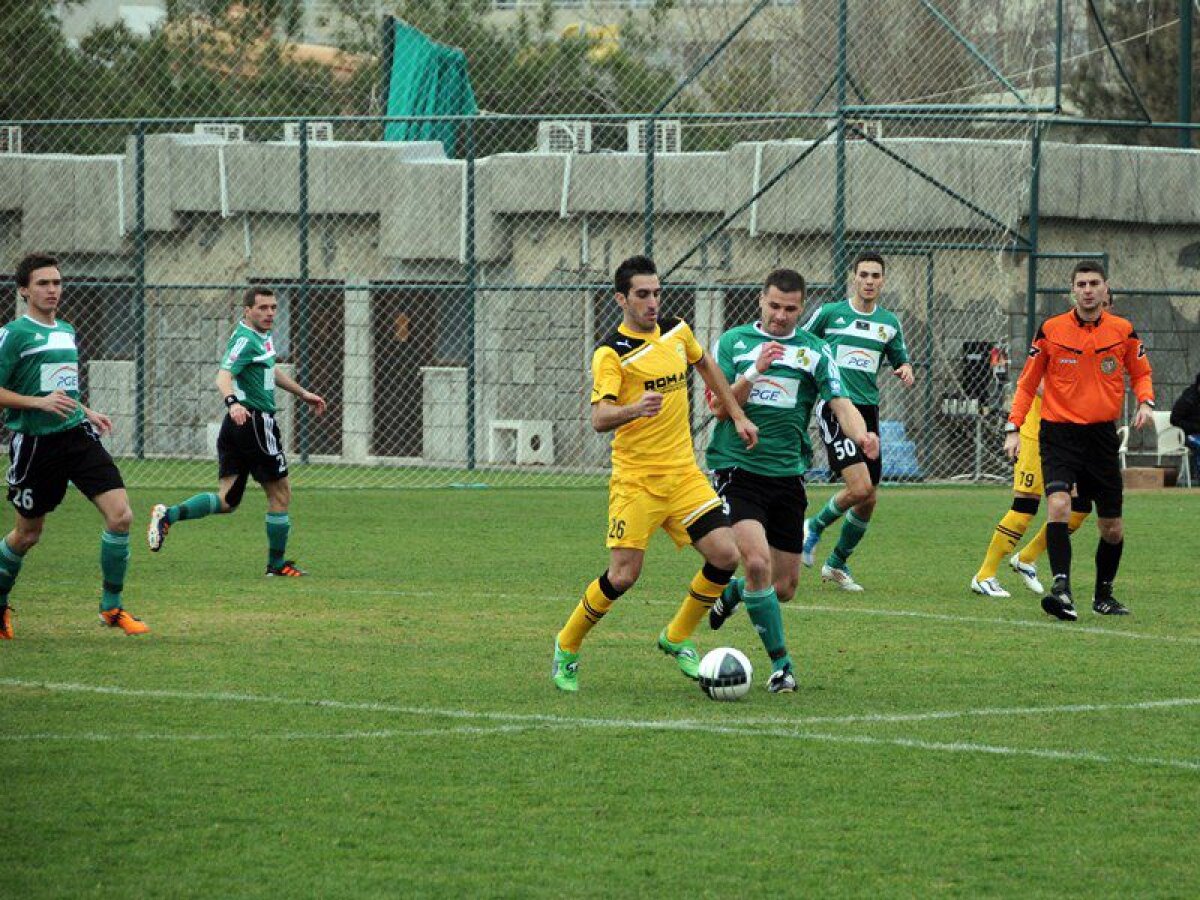FOTO » Şumudică face orice ca să cîştige » Braşovul a jucat 3 minute cu 12 jucători contra lui Belchatow :D
