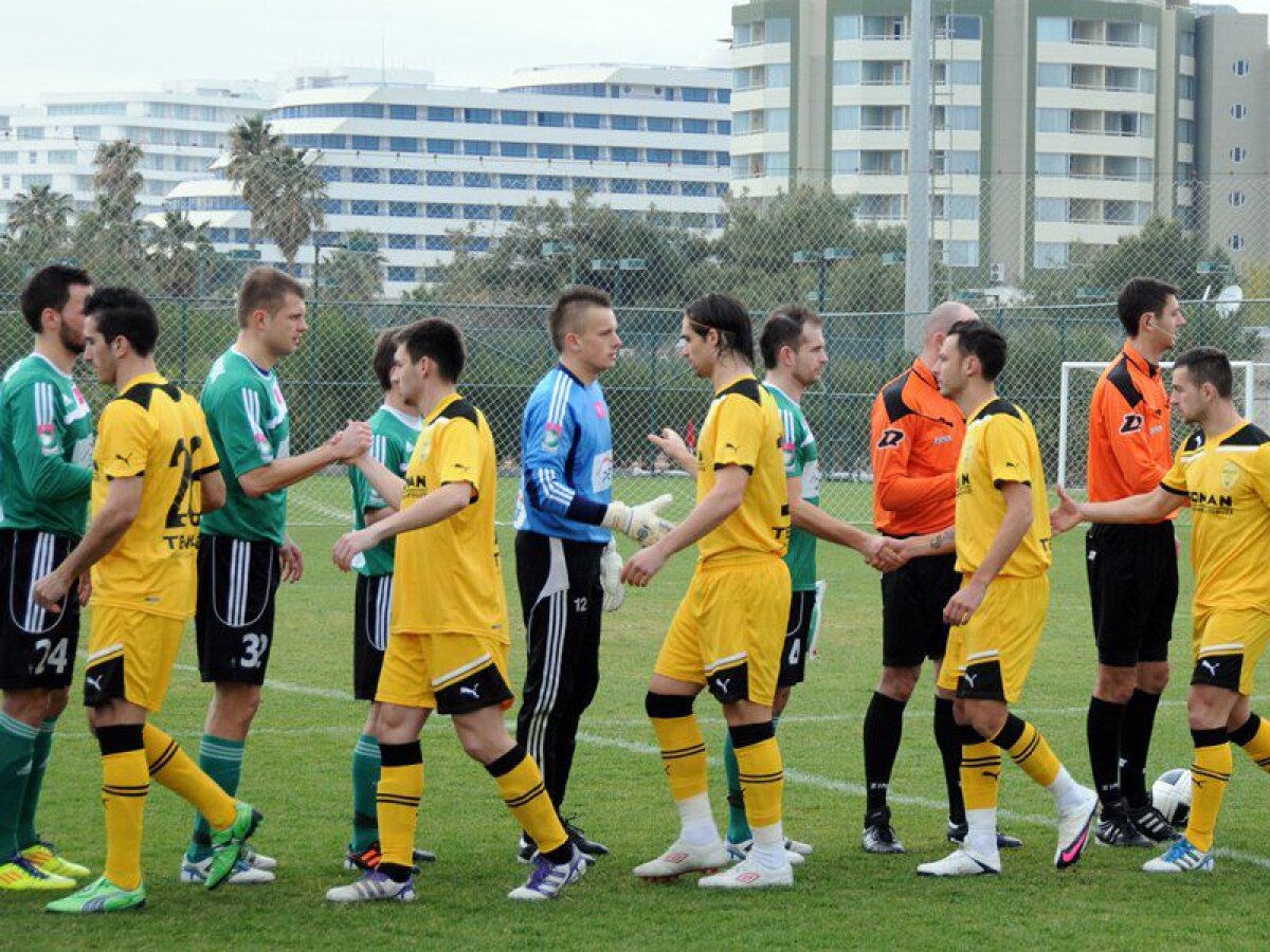 FOTO » Şumudică face orice ca să cîştige » Braşovul a jucat 3 minute cu 12 jucători contra lui Belchatow :D