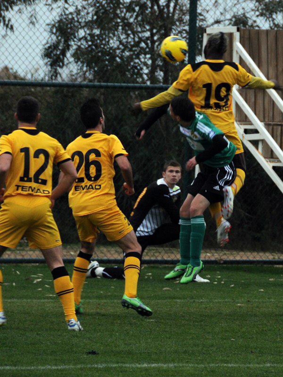 FOTO » Şumudică face orice ca să cîştige » Braşovul a jucat 3 minute cu 12 jucători contra lui Belchatow :D