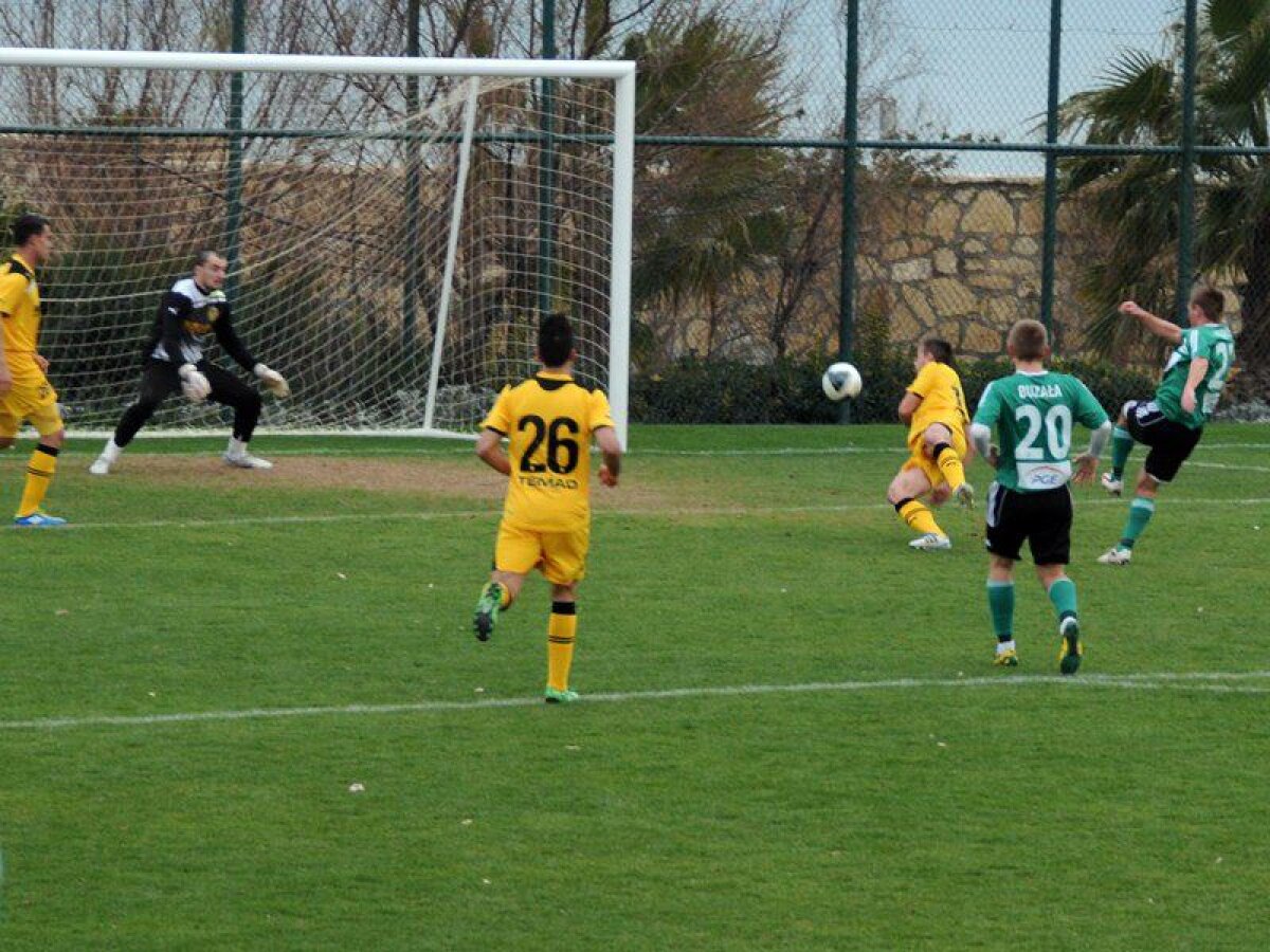 FOTO » Şumudică face orice ca să cîştige » Braşovul a jucat 3 minute cu 12 jucători contra lui Belchatow :D