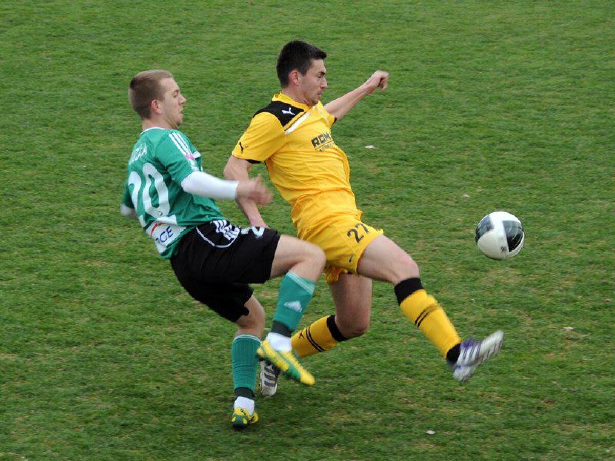 FOTO » Şumudică face orice ca să cîştige » Braşovul a jucat 3 minute cu 12 jucători contra lui Belchatow :D