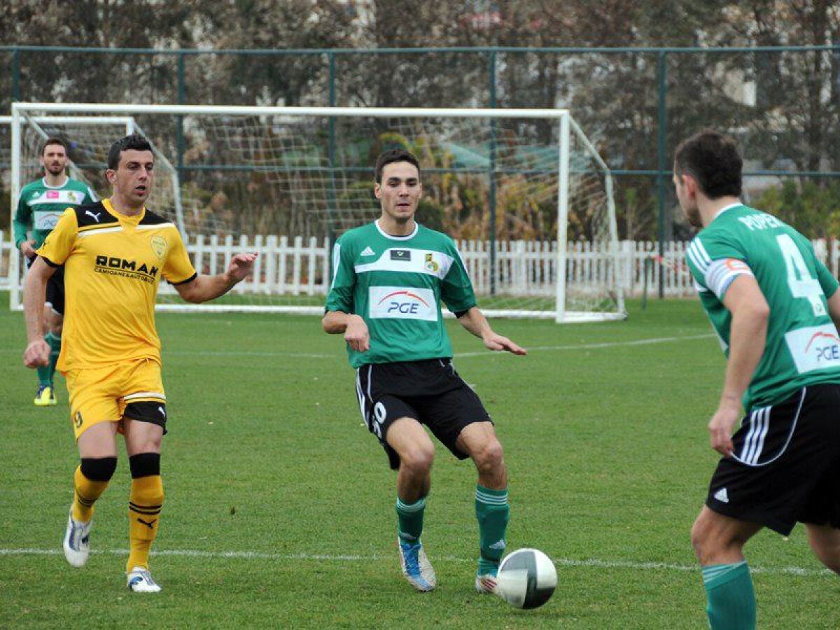 FOTO » Şumudică face orice ca să cîştige » Braşovul a jucat 3 minute cu 12 jucători contra lui Belchatow :D