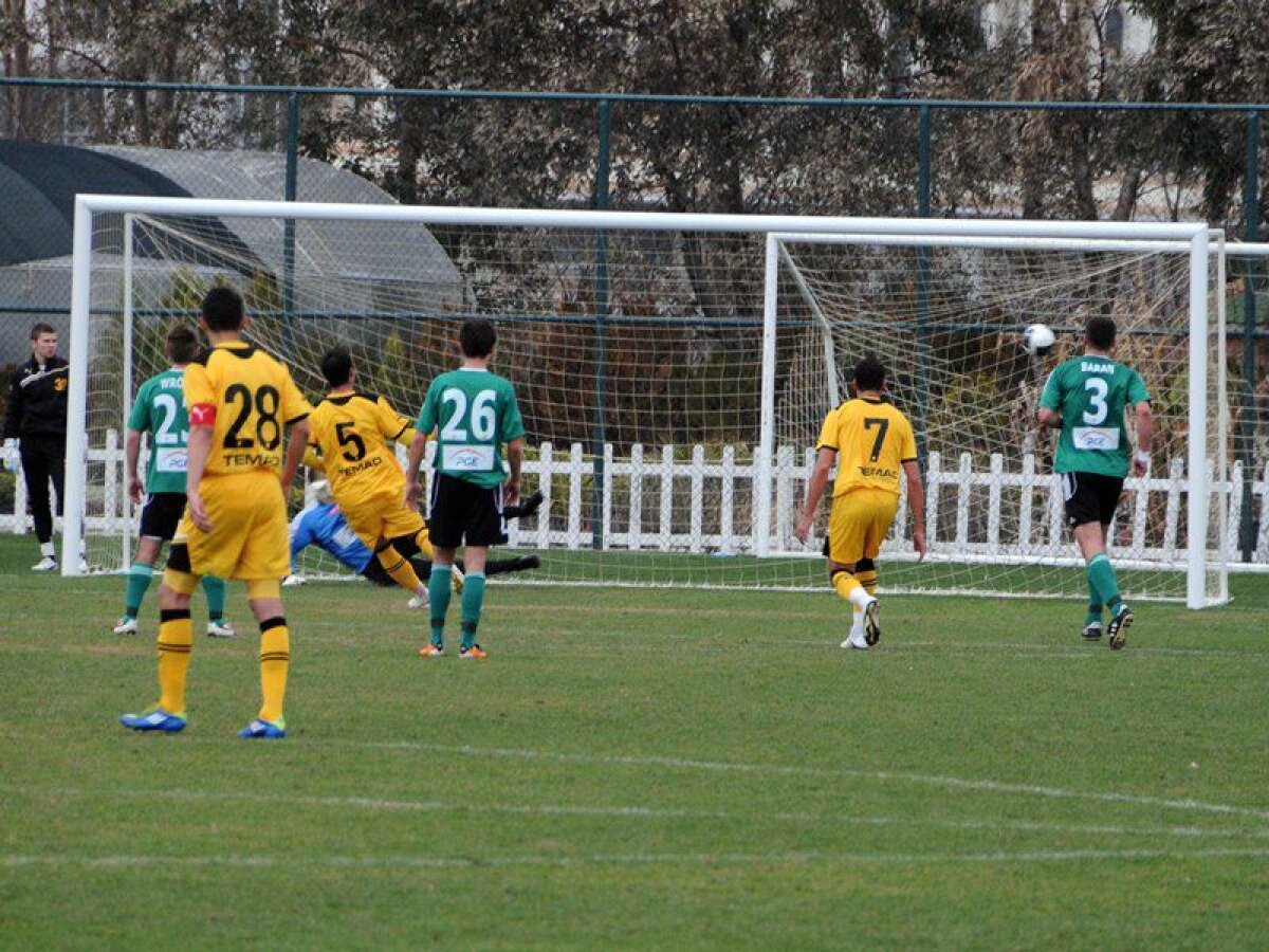 FOTO » Şumudică face orice ca să cîştige » Braşovul a jucat 3 minute cu 12 jucători contra lui Belchatow :D