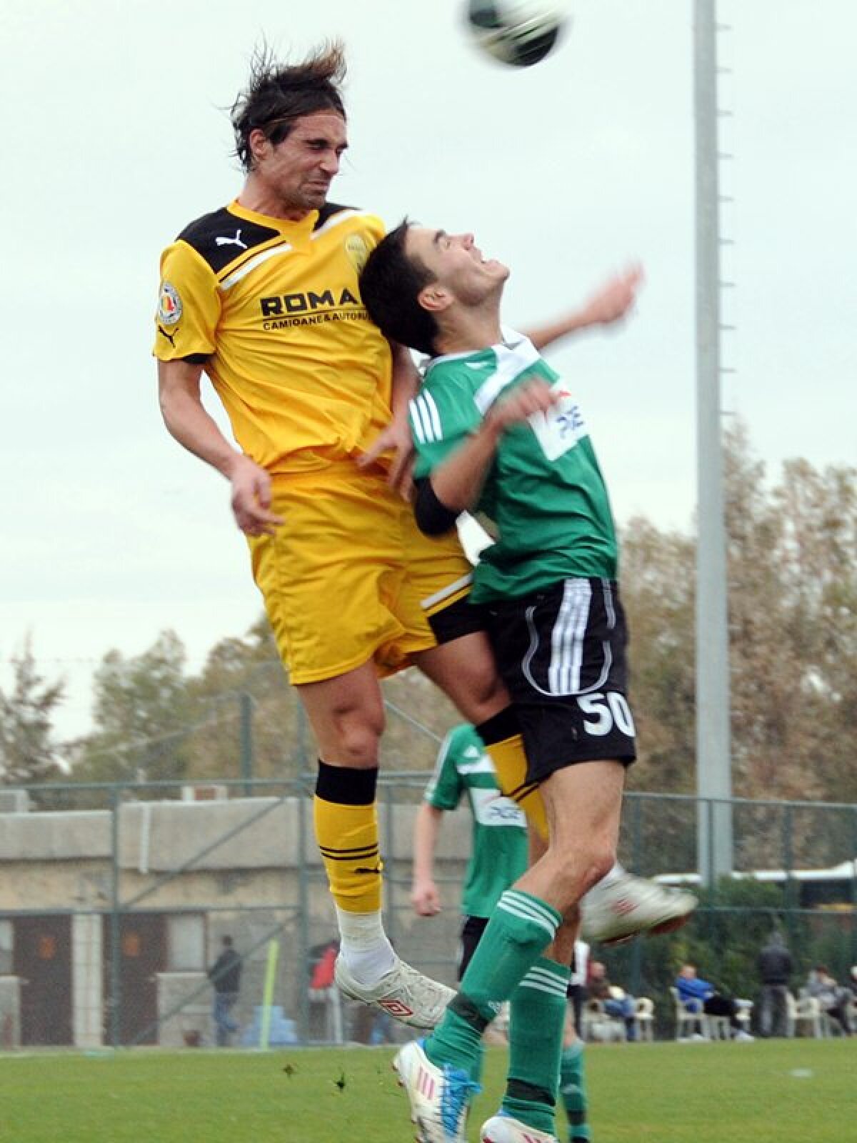 FOTO » Şumudică face orice ca să cîştige » Braşovul a jucat 3 minute cu 12 jucători contra lui Belchatow :D