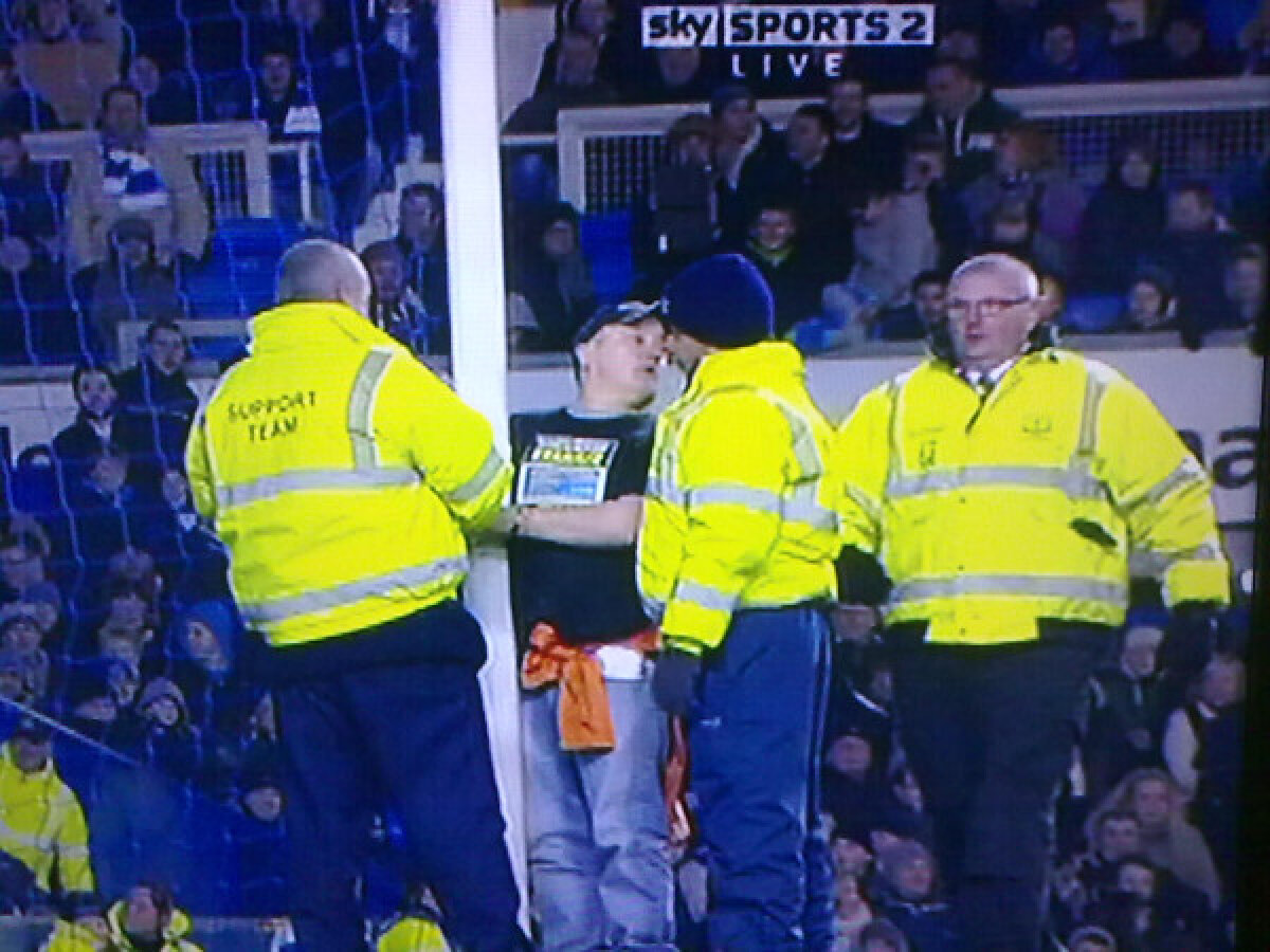 Evenimente unice în Premier League » Un suporter a intrat pe teren şi s-a încătuşat de poarta