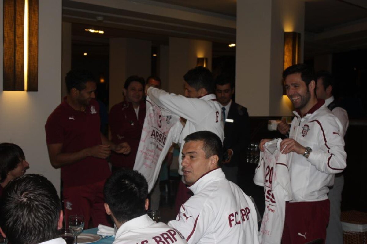 GALERIE FOTO Petrecere la Rapid: Ezequias şi Grigorie, sărbătoriţi în cantonament