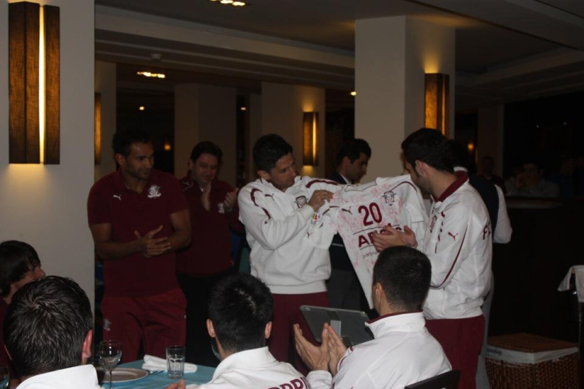 GALERIE FOTO Petrecere la Rapid: Ezequias şi Grigorie, sărbătoriţi în cantonament