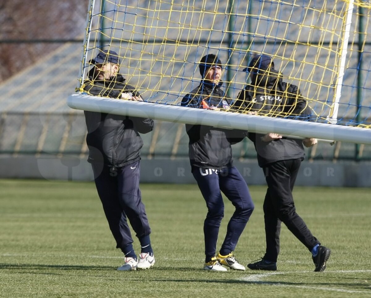 FOTO Ilie Stan se implică total la antrenamente » A pus umărul la căratul porţilor :)