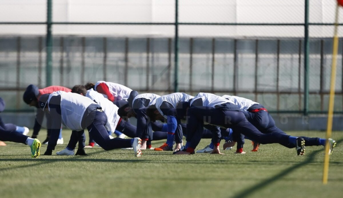 FOTO Ilie Stan se implică total la antrenamente » A pus umărul la căratul porţilor :)