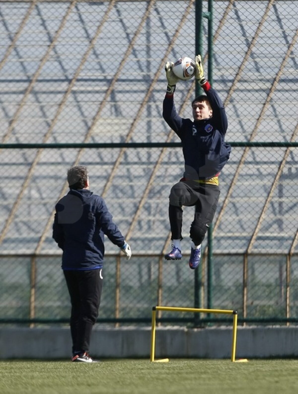 FOTO Ilie Stan se implică total la antrenamente » A pus umărul la căratul porţilor :)