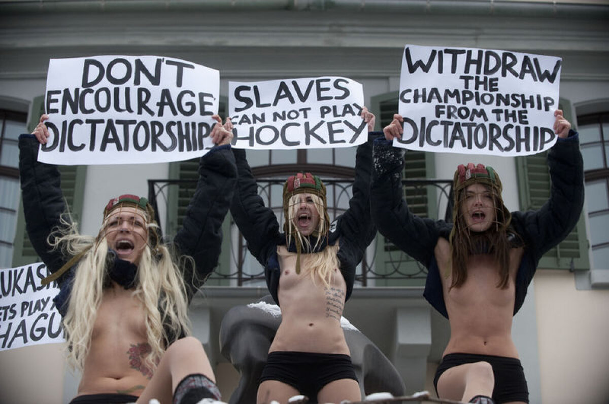 GALERIE FOTO Protest la -20°C împotriva Belarusului » La bustul gol din solidaritate slavă