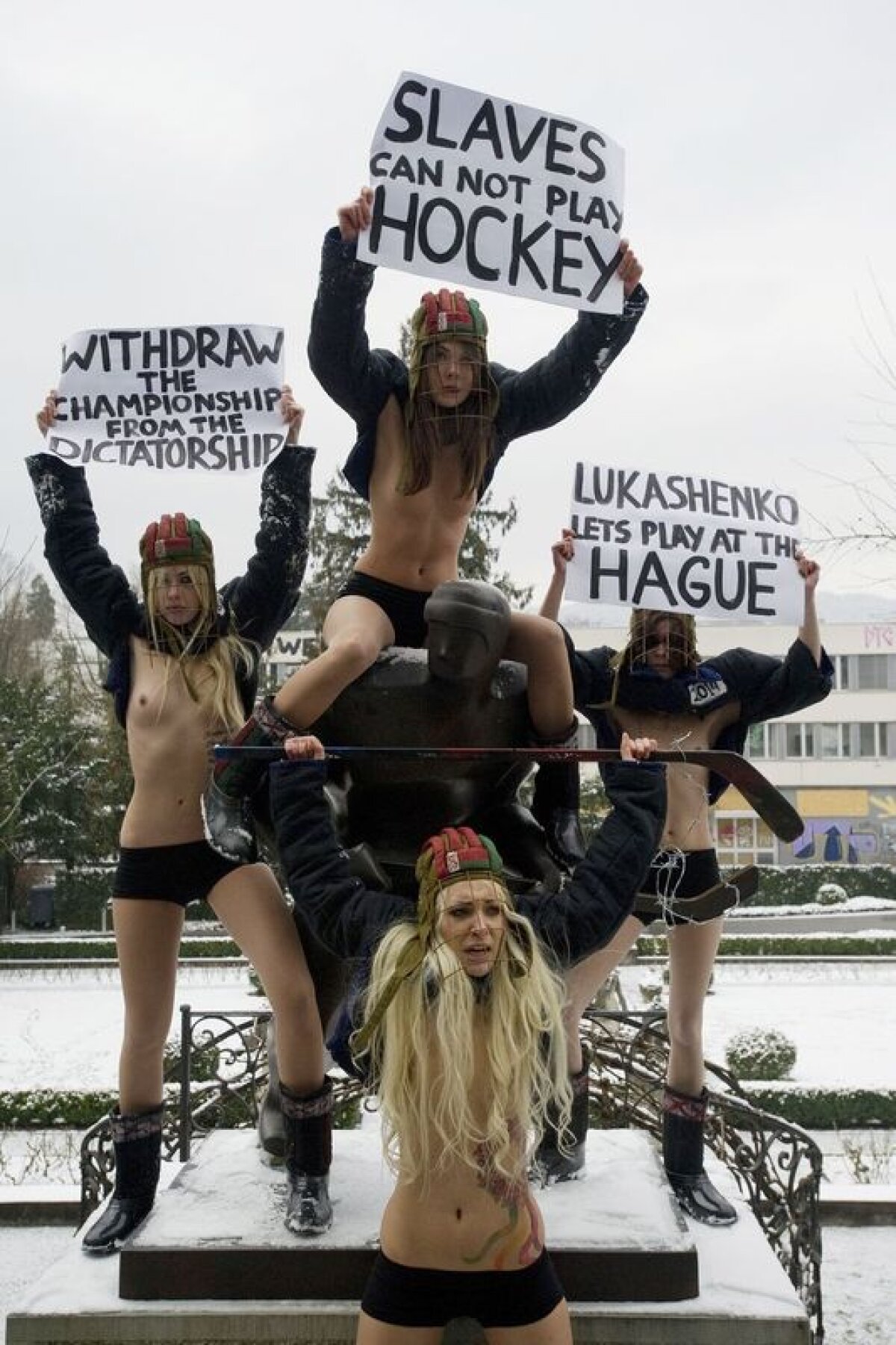 GALERIE FOTO Protest la -20°C împotriva Belarusului » La bustul gol din solidaritate slavă