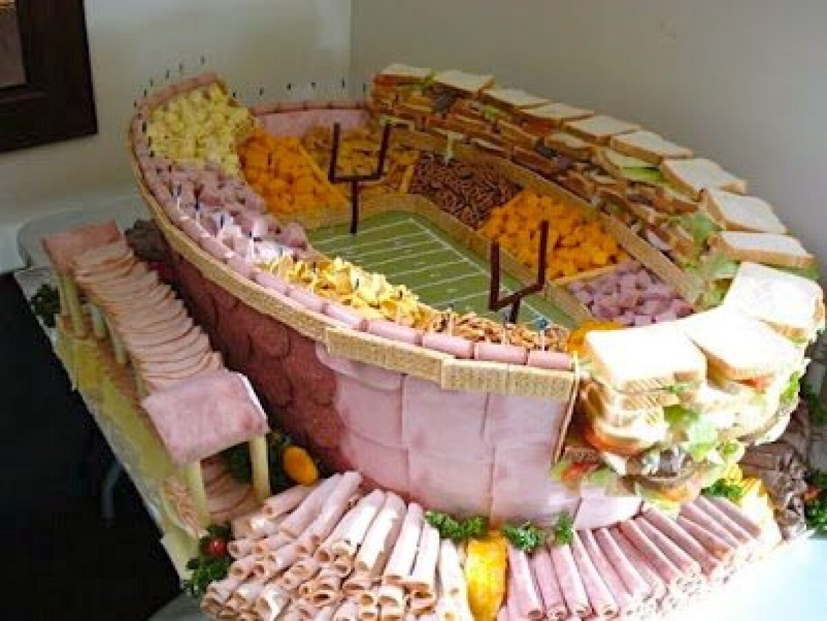 FOTO Aşa arată stadionul pe care se va juca Super Bowl construit din cartofi prajiţi şi şuncă :)