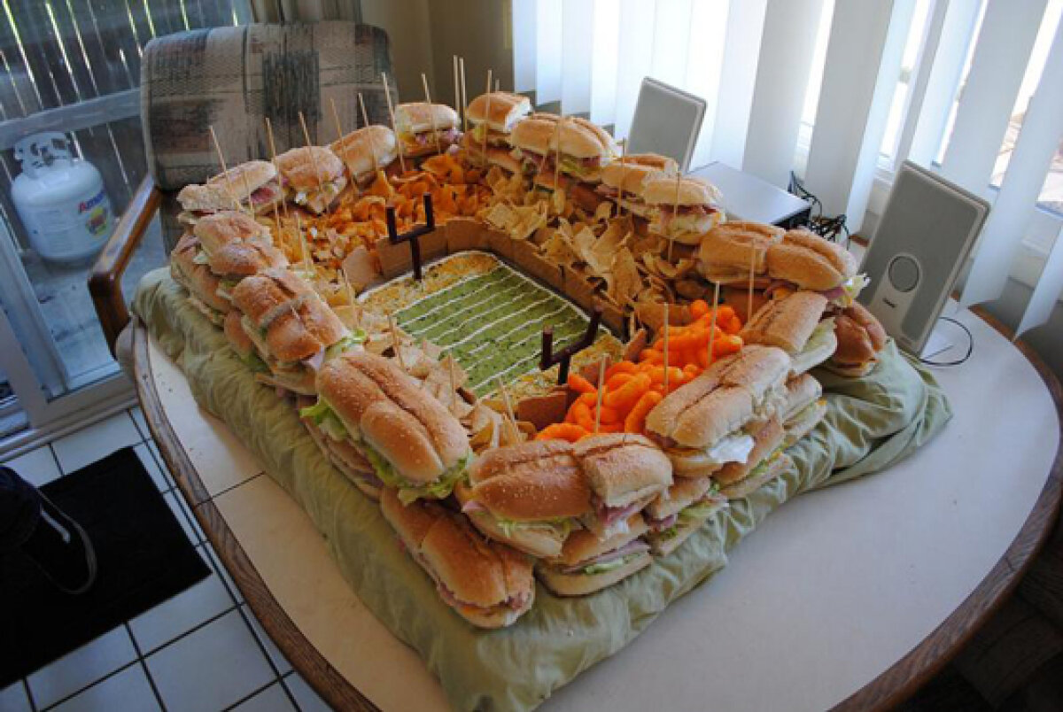 FOTO Aşa arată stadionul pe care se va juca Super Bowl construit din cartofi prajiţi şi şuncă :)