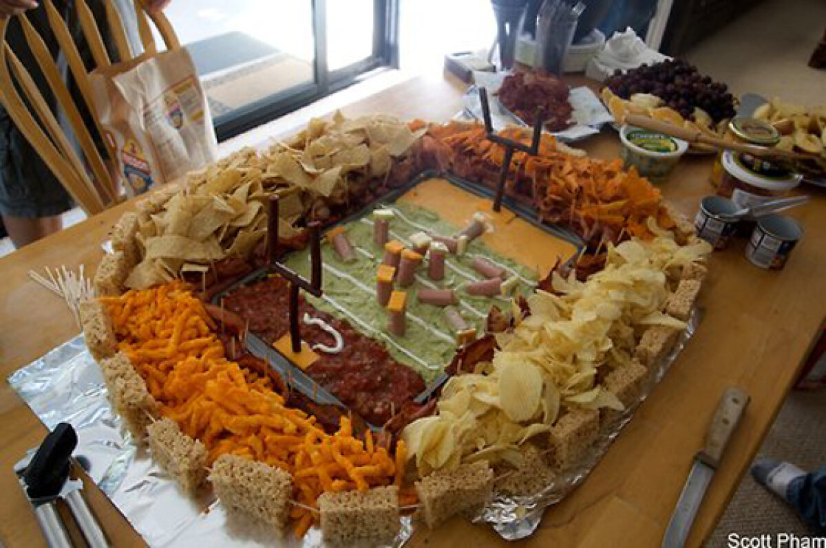 FOTO Aşa arată stadionul pe care se va juca Super Bowl construit din cartofi prajiţi şi şuncă :)