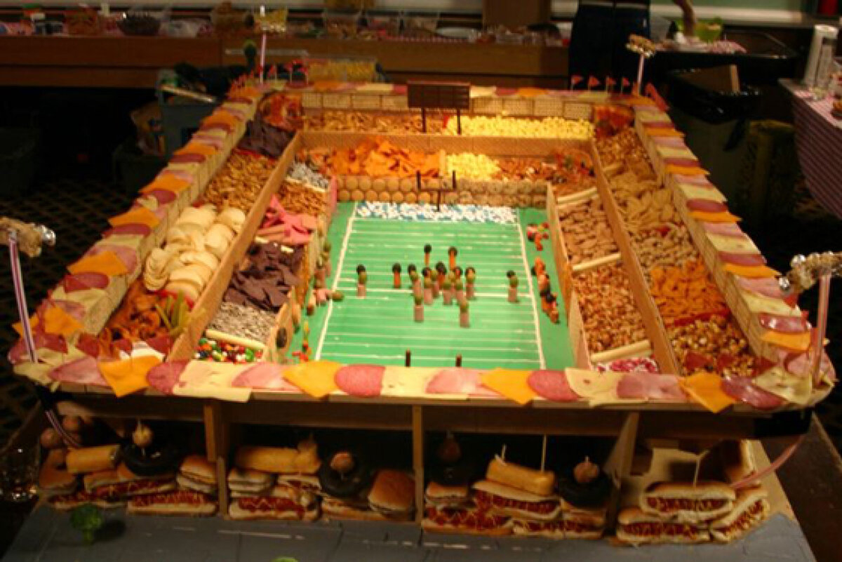 FOTO Aşa arată stadionul pe care se va juca Super Bowl construit din cartofi prajiţi şi şuncă :)