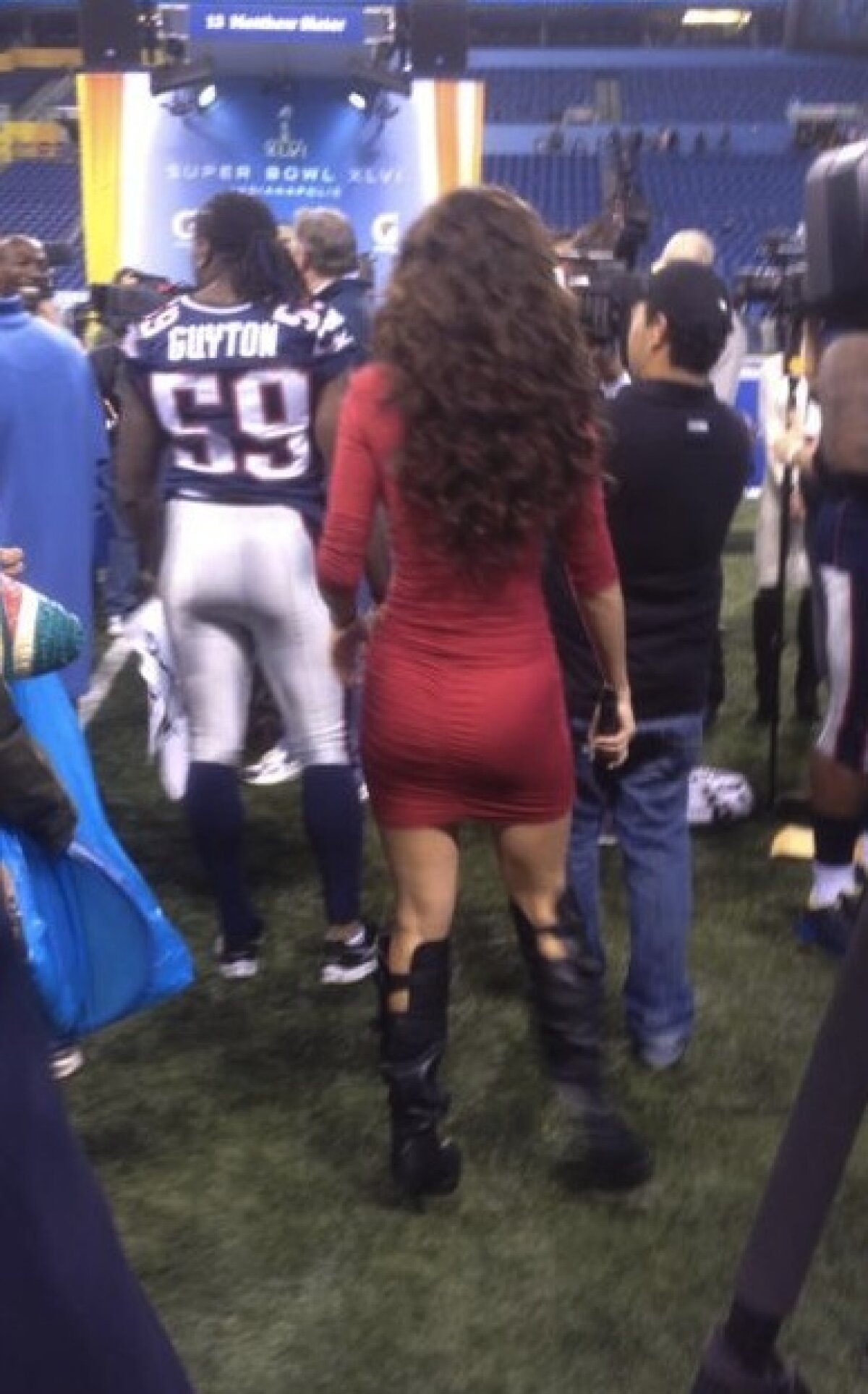 GALERIE FOTO Întîi a încins sala de conferinţe, iar duminică va comenta SuperBowl la Televista