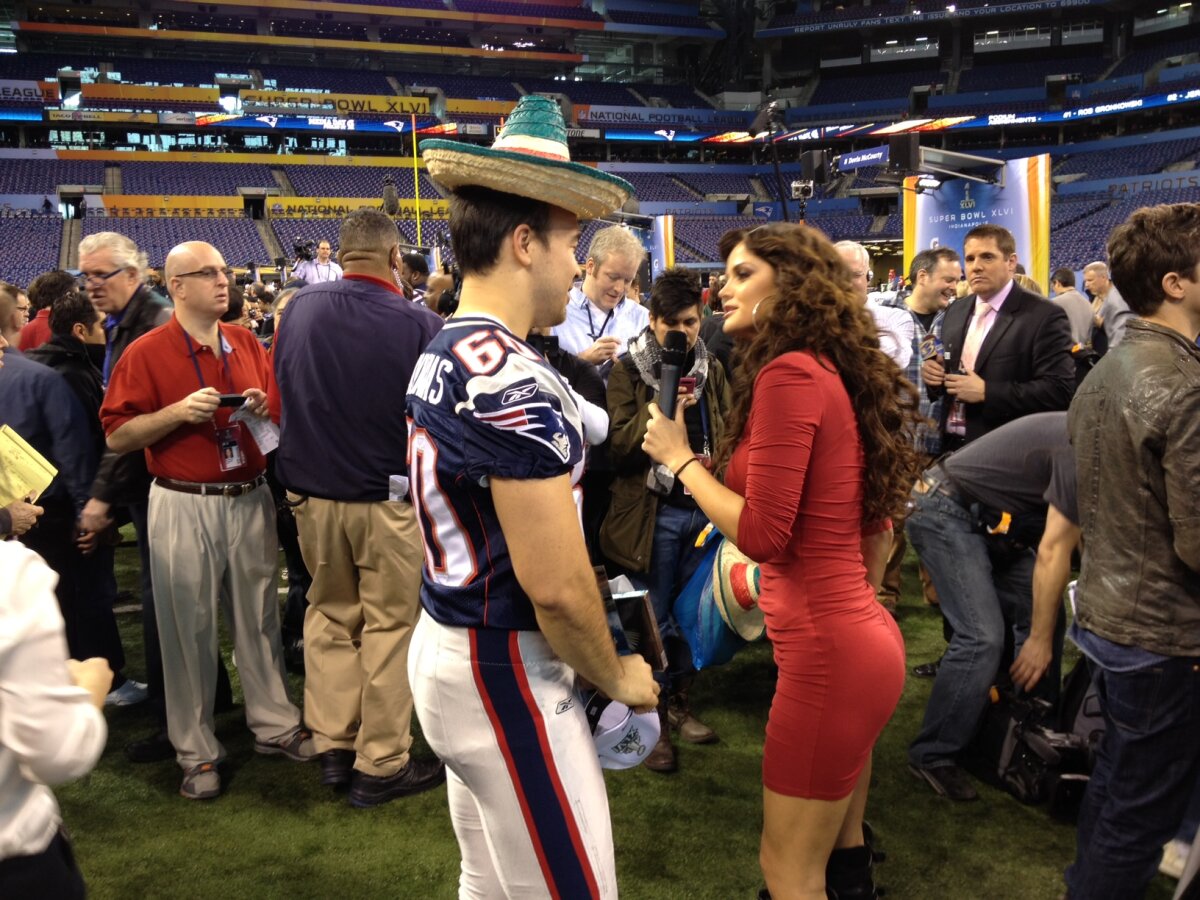 GALERIE FOTO Întîi a încins sala de conferinţe, iar duminică va comenta SuperBowl la Televista