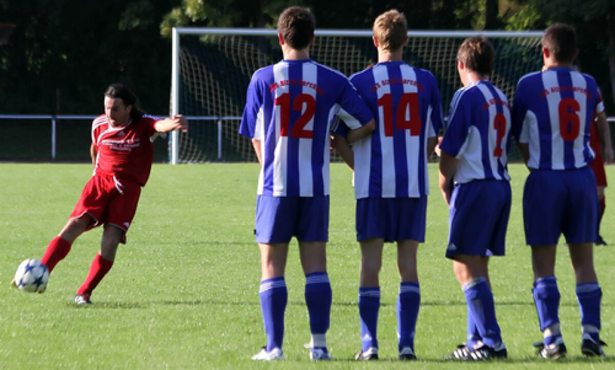 GALERIE FOTO Există fotbal şi în Liga a 12-a! » Aventura unui fotbalist român în Germania
