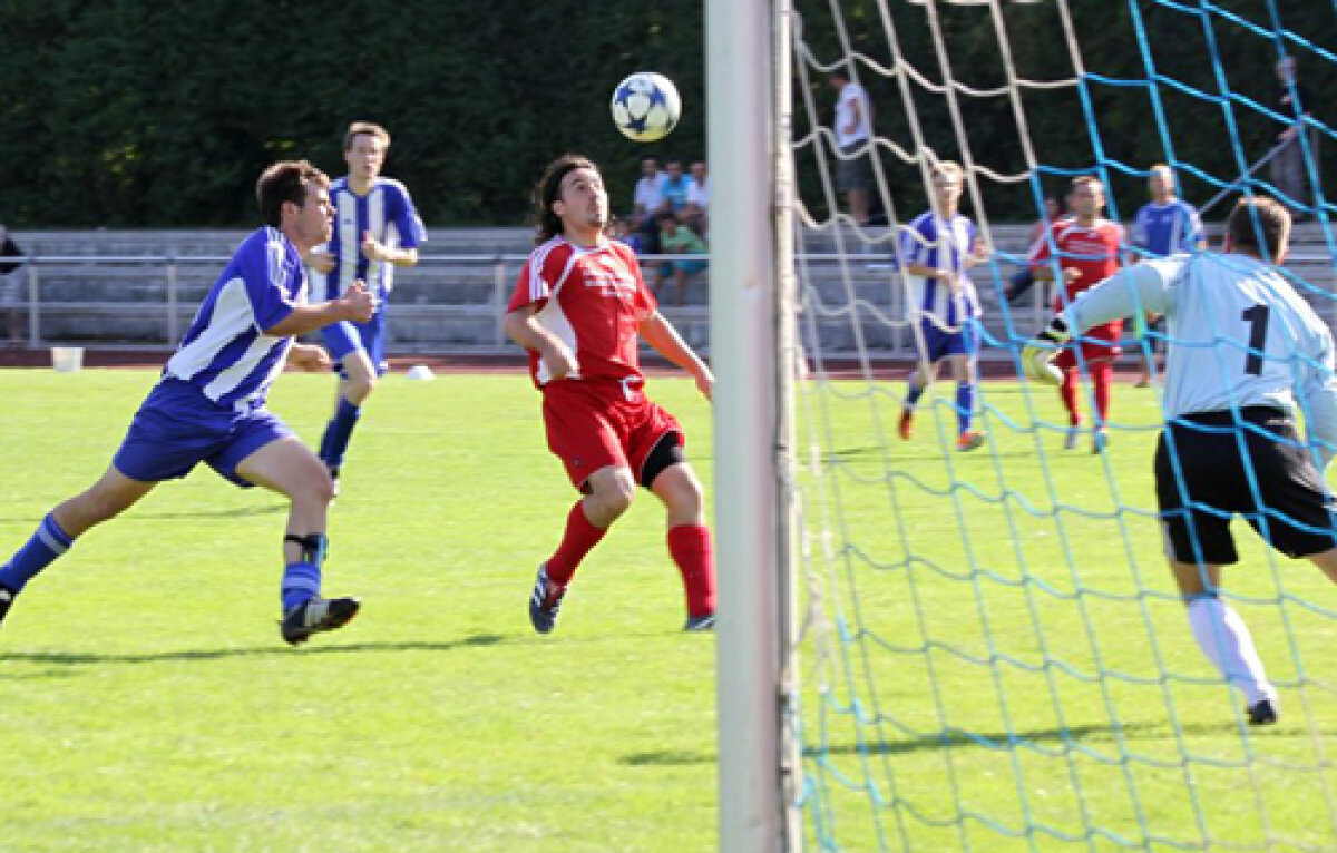 GALERIE FOTO Există fotbal şi în Liga a 12-a! » Aventura unui fotbalist român în Germania