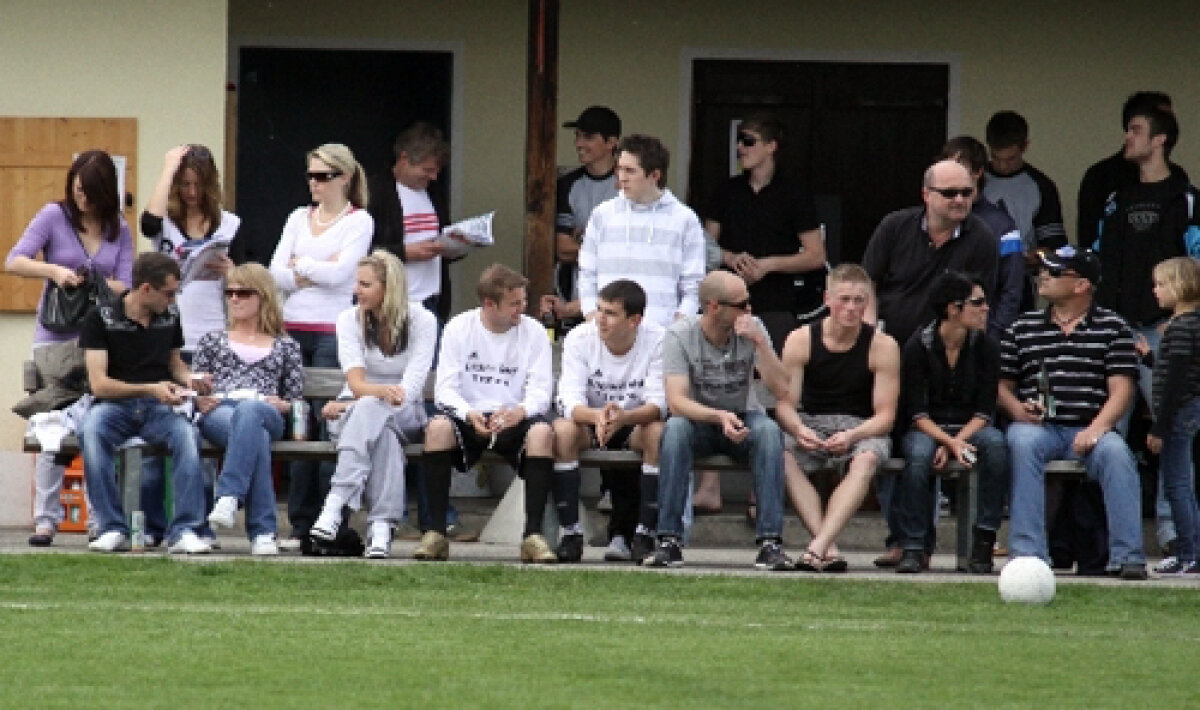 GALERIE FOTO Există fotbal şi în Liga a 12-a! » Aventura unui fotbalist român în Germania