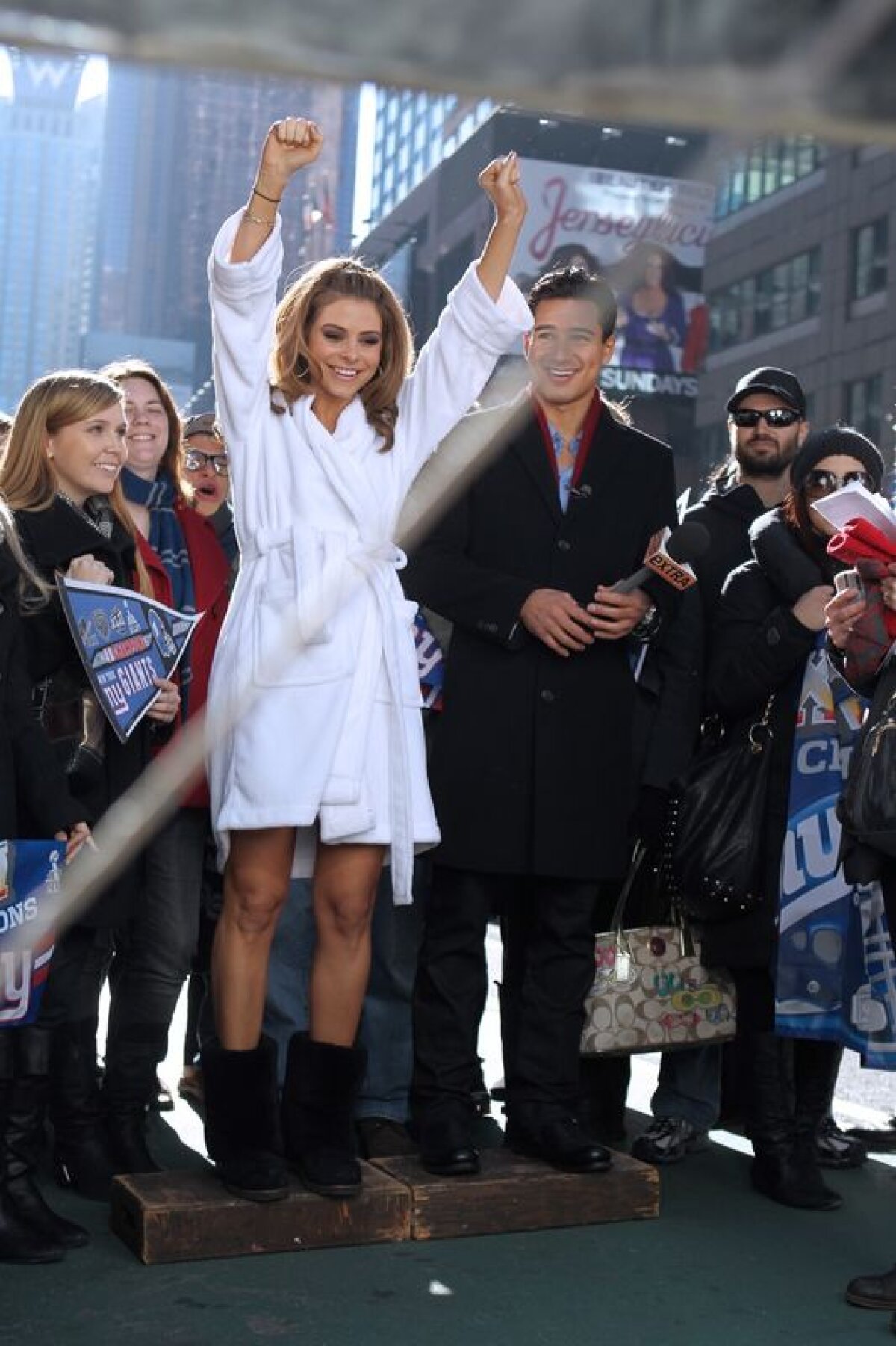 GALERIE FOTO S-a dezbrăcat în bikini în centrul oraşului din cauza SuperBowl-lui