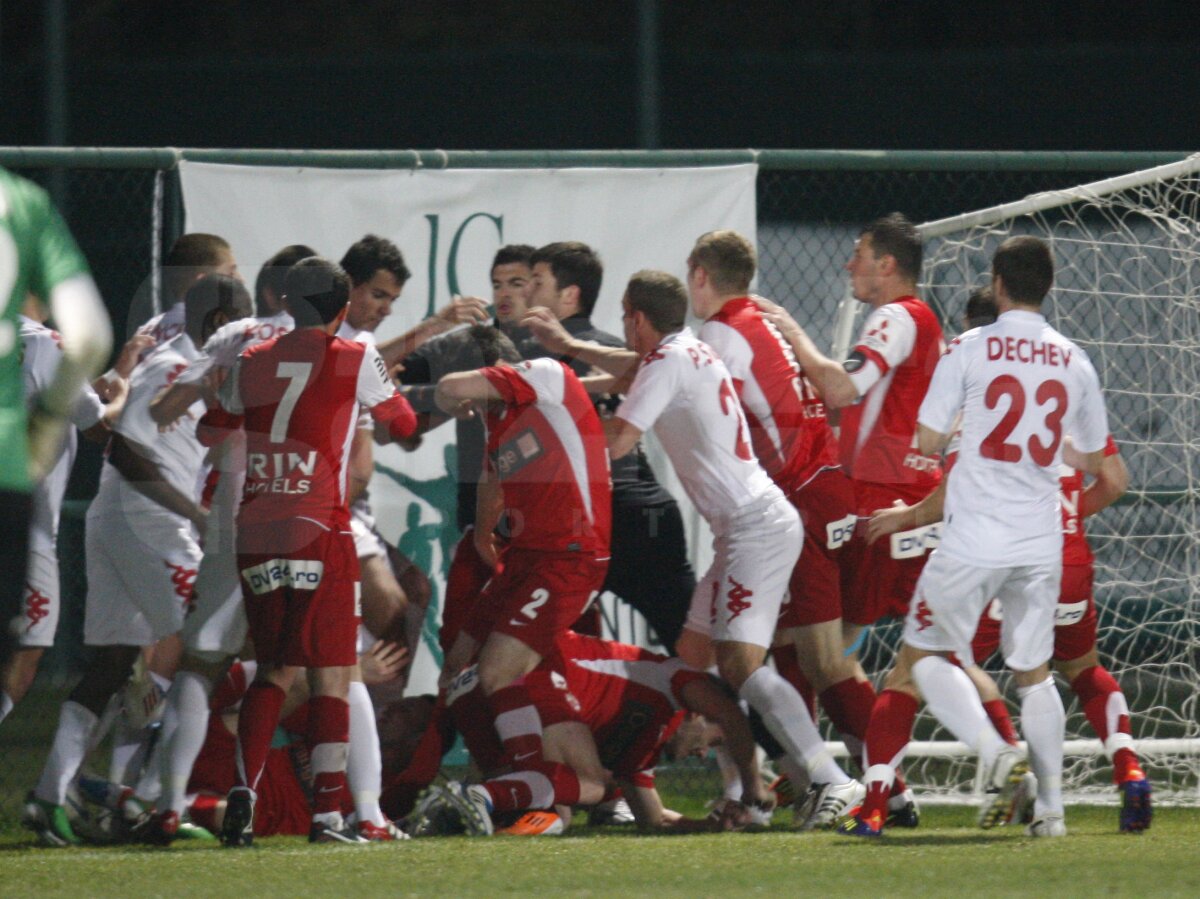 Pumni şi picioare în amicalul lui Dinamo. Rus şi Platini, eliminaţi