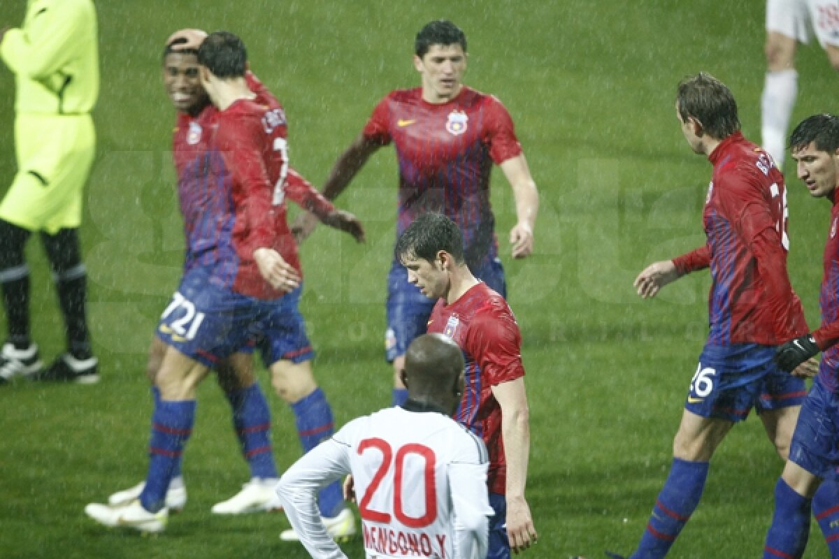 I-a oprit ploaia » Steaua a cîştigat repriza cu Debrecen, 1-0, şi o aşteaptă pe Twente