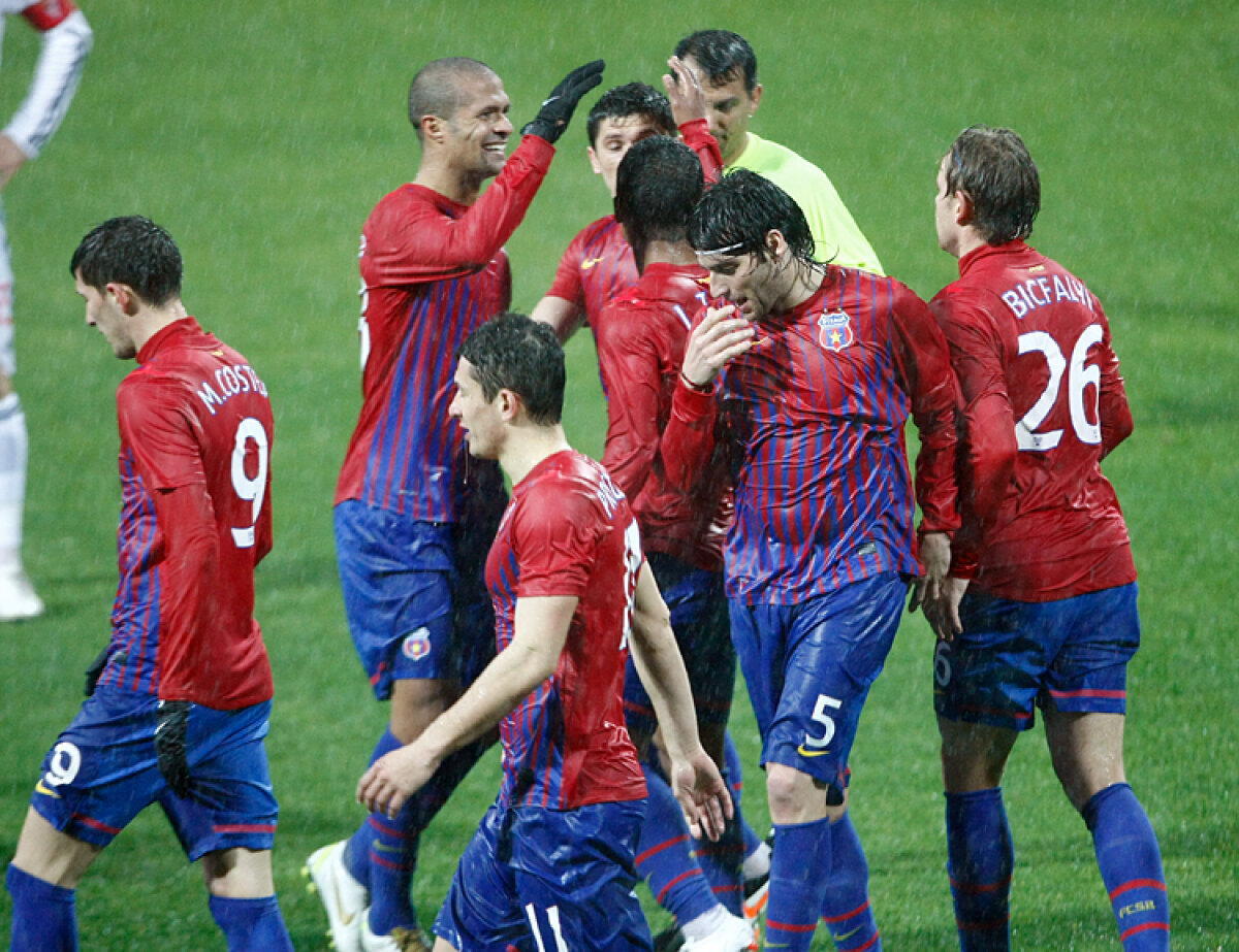I-a oprit ploaia » Steaua a cîştigat repriza cu Debrecen, 1-0, şi o aşteaptă pe Twente