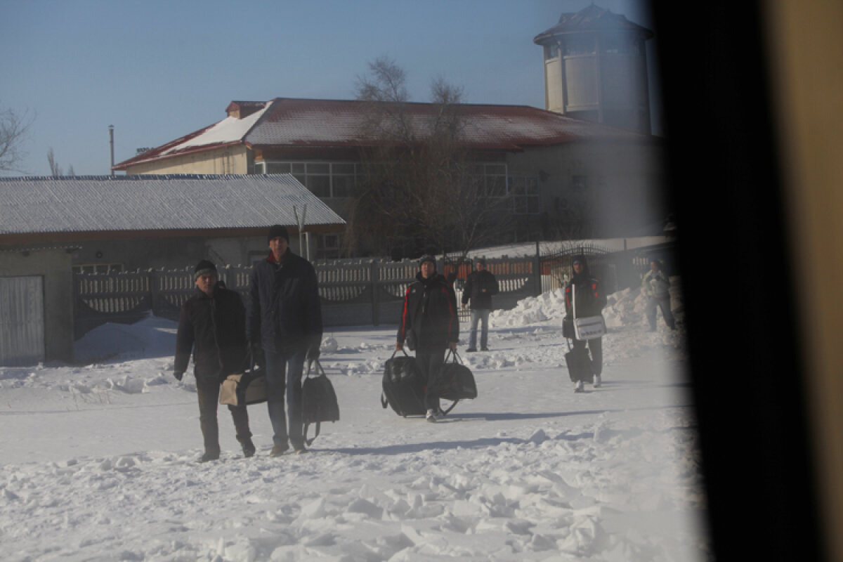 EXCLUSIV GSP Imagini cu jucătorii Oţelului scoşi din nămeţi cu elicopterul » SMURD de lux