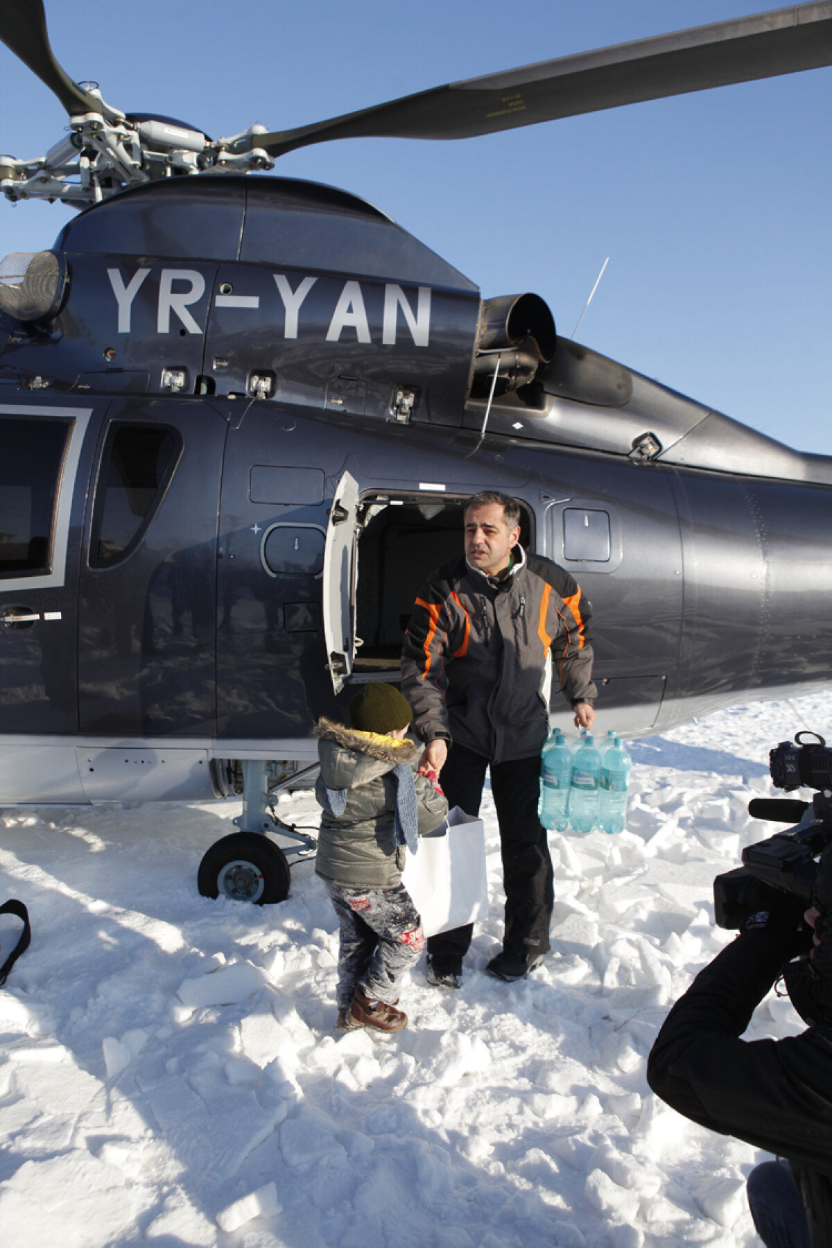 EXCLUSIV GSP Imagini cu jucătorii Oţelului scoşi din nămeţi cu elicopterul » SMURD de lux