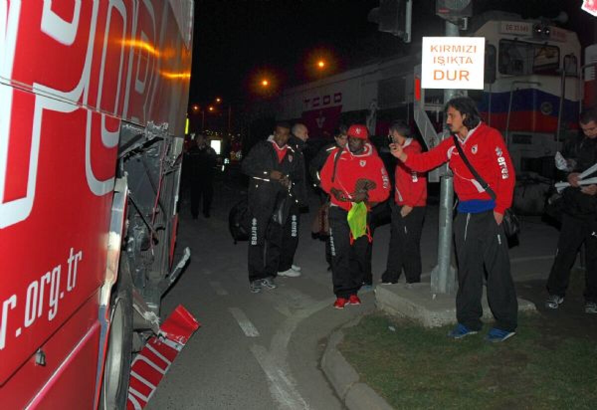 GALERIE FOTO & VIDEO Clipe de groază! Autocarul lui Samsunspor a fost lovit de tren