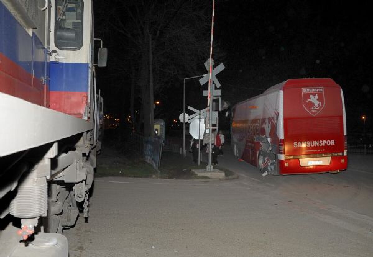 GALERIE FOTO & VIDEO Clipe de groază! Autocarul lui Samsunspor a fost lovit de tren