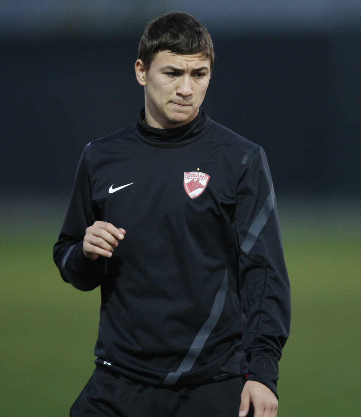 FOTO 10 tineri aşteaptă să explodeze în retur. Tu pe care mizezi?