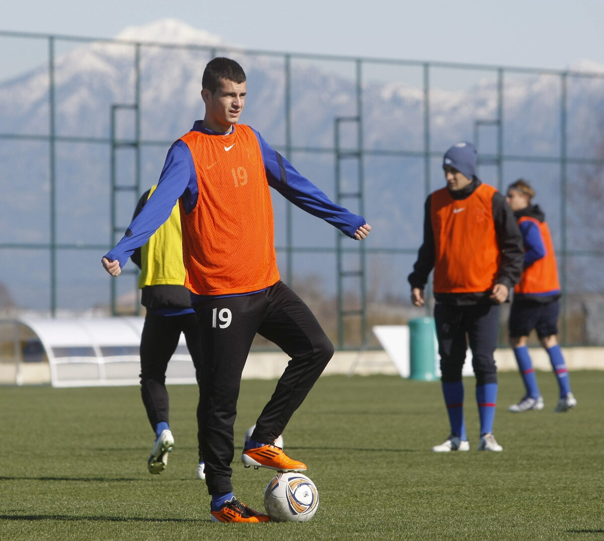 FOTO 10 tineri aşteaptă să explodeze în retur. Tu pe care mizezi?