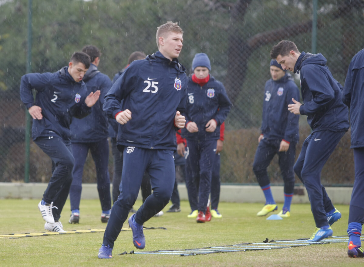 FOTO 10 tineri aşteaptă să explodeze în retur. Tu pe care mizezi?