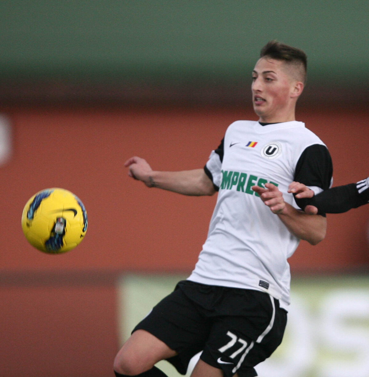 FOTO 10 tineri aşteaptă să explodeze în retur. Tu pe care mizezi?