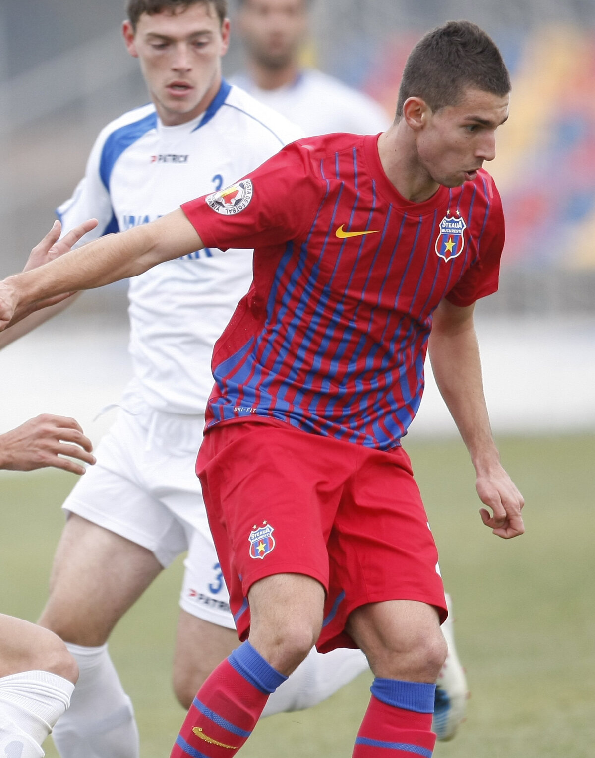 FOTO 10 tineri aşteaptă să explodeze în retur. Tu pe care mizezi?