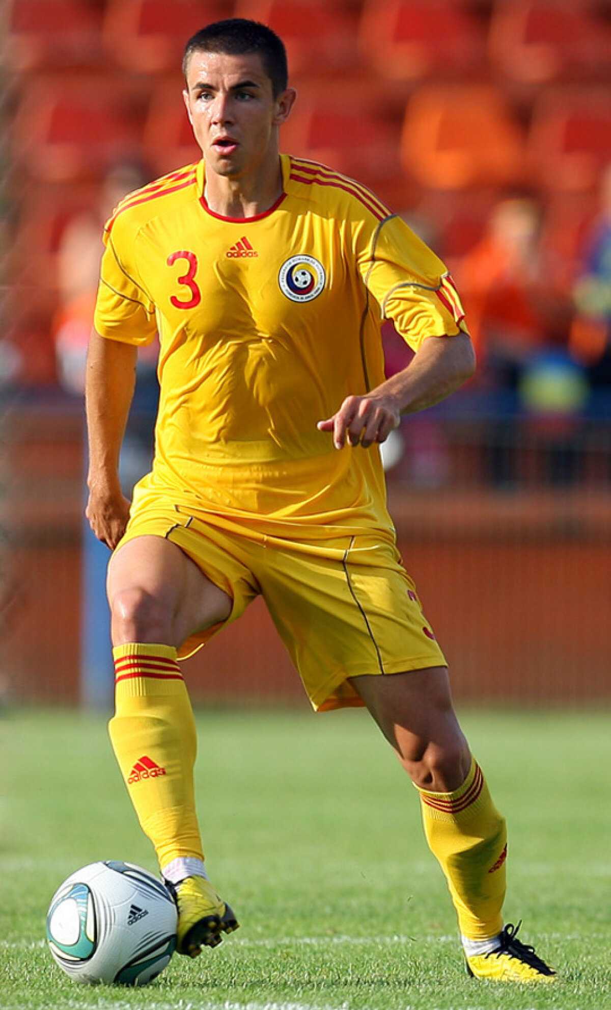 FOTO 10 tineri aşteaptă să explodeze în retur. Tu pe care mizezi?