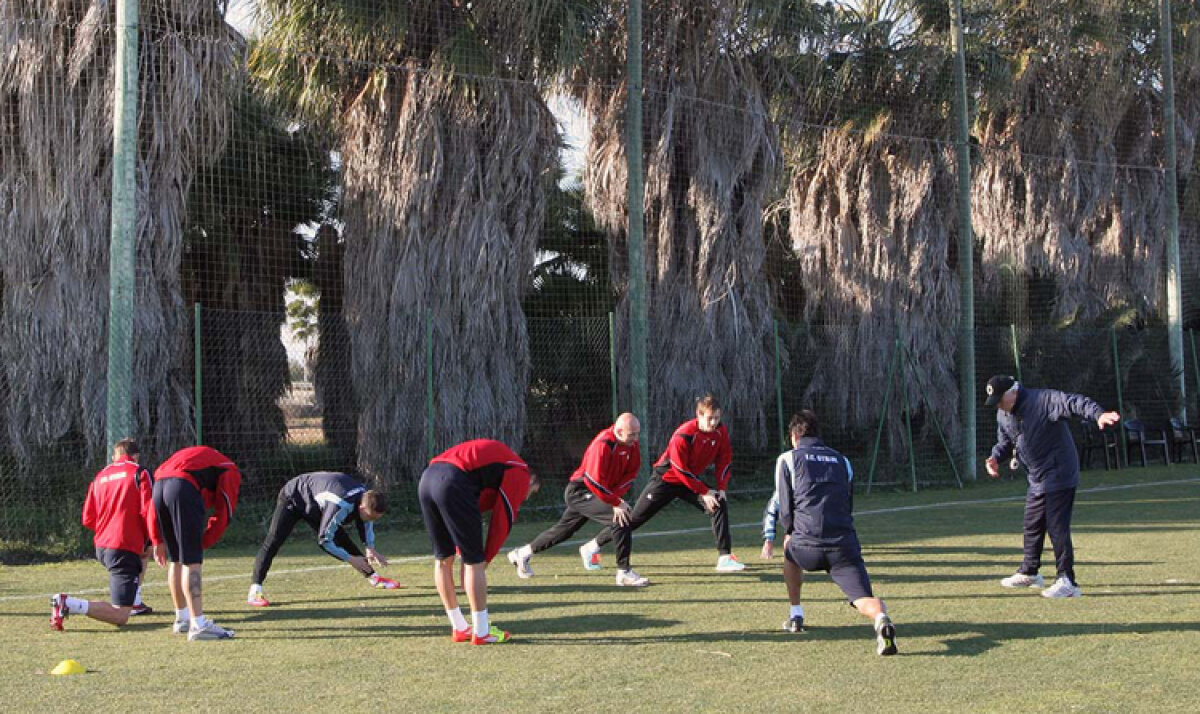 FOTO » "Înzăpeziţii" Oţelului s-au antrenat alături de colegi în Spania la peste 10 grade