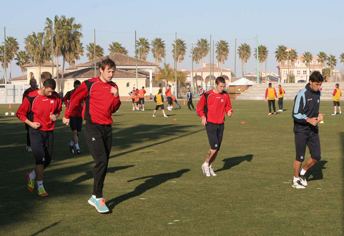 FOTO » "Înzăpeziţii" Oţelului s-au antrenat alături de colegi în Spania la peste 10 grade