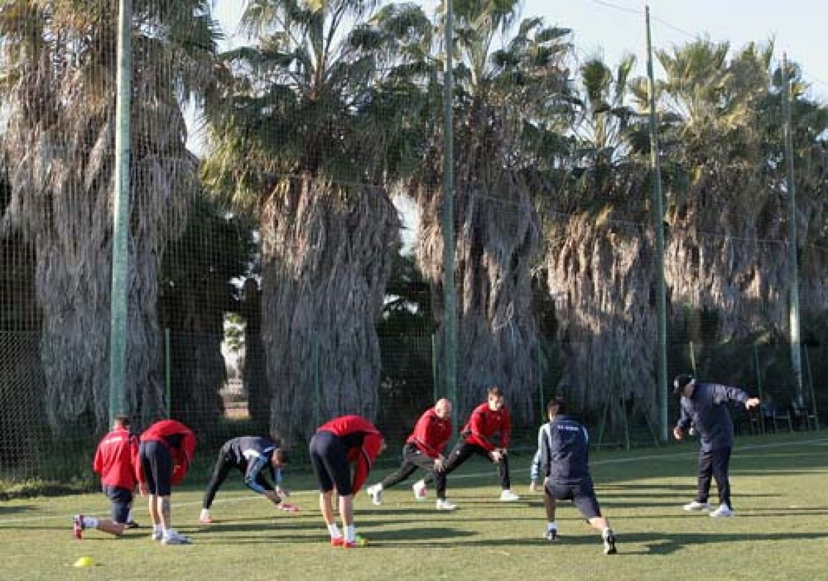 FOTO Din Antartica la soare » Cei 13 oameni din trupa Oţelului au scăpat din trenul groazei