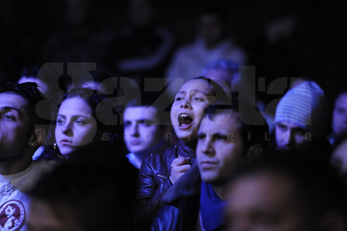 FOTO/ "Hai, tati, dă-i cu stînga! Acum, dreapta!" » Andreea, fata lui Viorel Simion, cea mai înfocată susţinătoare