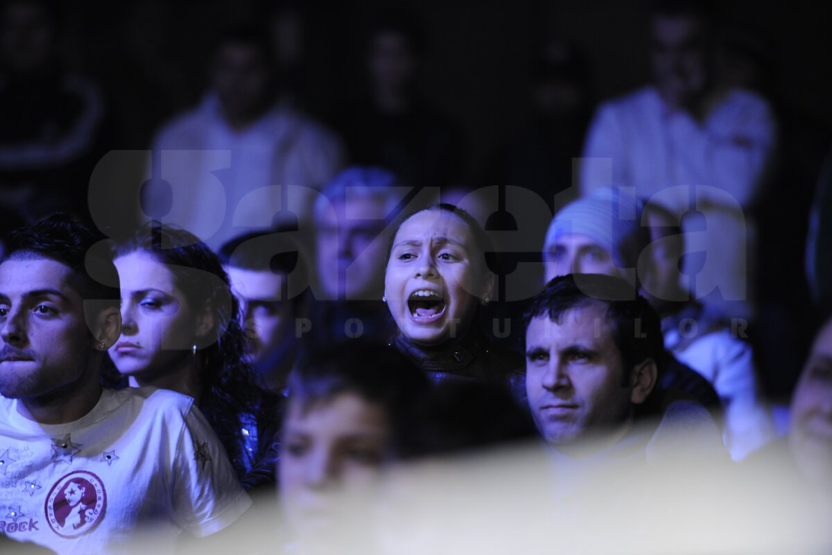 FOTO/ "Hai, tati, dă-i cu stînga! Acum, dreapta!" » Andreea, fata lui Viorel Simion, cea mai înfocată susţinătoare