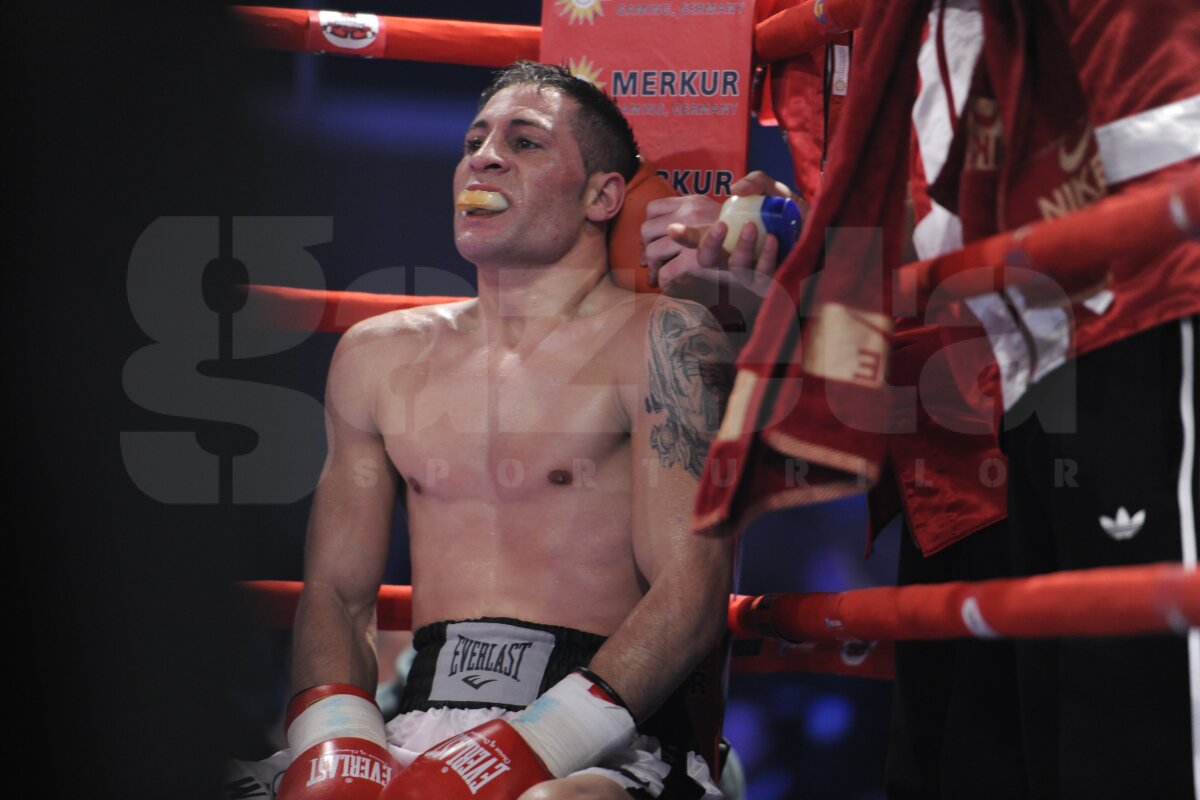 FOTO/ "Hai, tati, dă-i cu stînga! Acum, dreapta!" » Andreea, fata lui Viorel Simion, cea mai înfocată susţinătoare